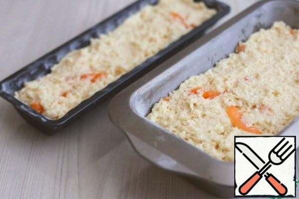 Put the prepared dough into the molds, filling the molds by 2/3. Then we send the mold to the oven preheated to t165-170C. Bake until completely dry. In my case, a small form with cottage cheese dough was baked for about 40 minutes, a large one for about 70 minutes.
