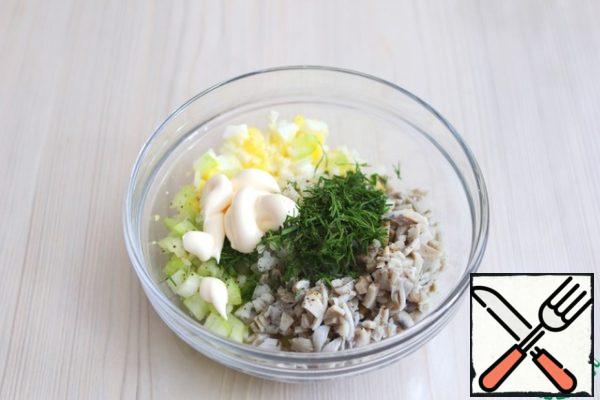 In a bowl add all the ingredients of the salad, chop the green fennel, lettuce salt, pepper to taste, add 2 tablespoons of mayonnaise.