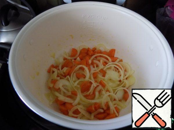 In onions spread carrots, cut into half-slices.