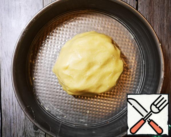 Hands knead the dough, roll into a ball and put in the center of the greased butter form. We leave aside and begin to prepare the filling.