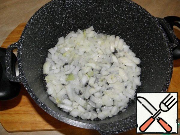 Cut onion fry in vegetable oil (pan or saucepan with a thick bottom).