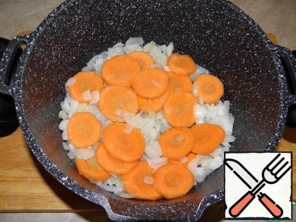 Fry the carrots and onions, stirring, for 3 minutes .