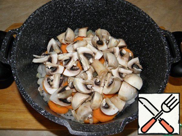 Cut the mushrooms arbitrarily, not finely, add to the vegetables.
