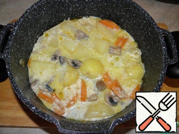 Pour the starch into a saucepan with vegetables, add salt to taste, mix.
