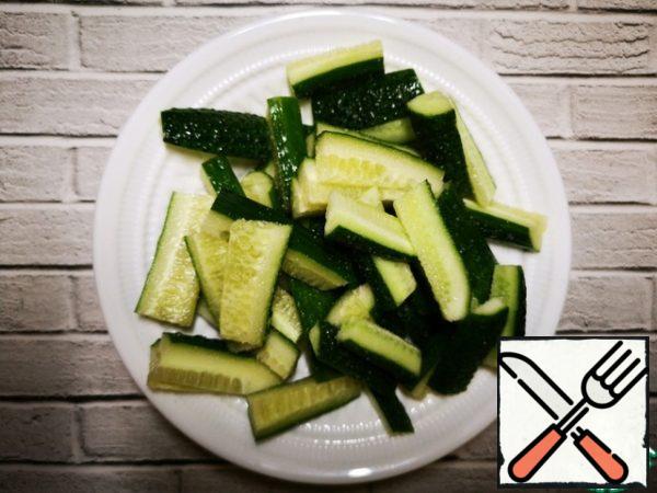 Cucumber wash, cut into small cubes, a little potseluem and leave for 15-20 minutes to have released as much juice as possible.