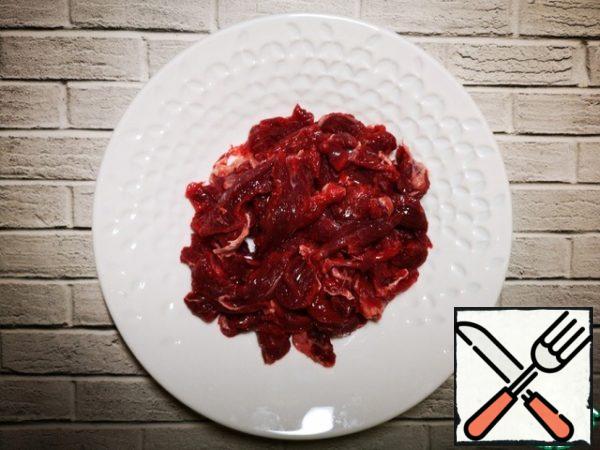 Before slicing the beef, we let it freeze a little, we need a very thin thread.
