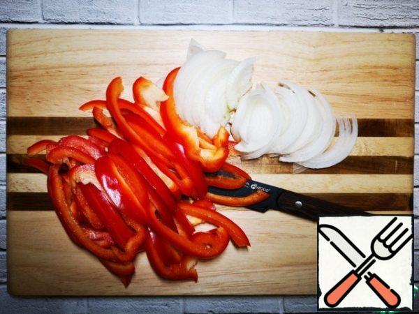 Thin half-rings cut onions and bell peppers .
