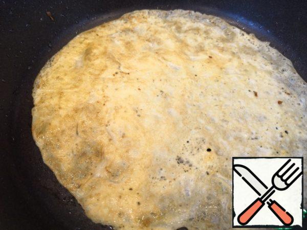 Heat the pan. Lightly grease with oil. And bake several thin egg pancakes (thickness 1-2 mm). On each side for 30 seconds.