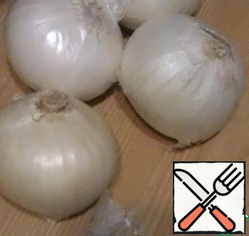 In salads always put white onions - it is softer, and do not cry when I cut it.