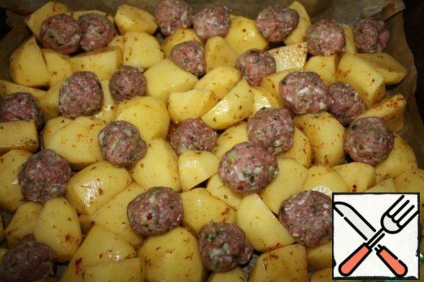 About the same size cut potatoes, salt and add your favorite spices to taste, add oil and mix well.
Spread on a baking sheet mixed with meat balls.
Add water.
Preheat the oven and bake at a pace. 200 degrees. about 40 minutes.