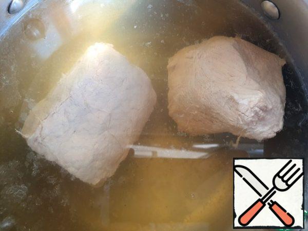 Boil the meat in advance. I do this: in the morning or in the afternoon - bring the water in the pan to a boil, put the chicken fillet or loin there, bring it to a boil again. In the case of a loin, boil for 15 minutes (with chicken fillet - 5 minutes), turn off and leave to cool on the stove until evening.
