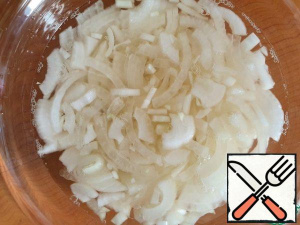 Pour water, vinegar, and sugar into a bowl. Stir a little. Put the onion in the marinade. Leave to marinate for 30 minutes (if more is fine at all).
