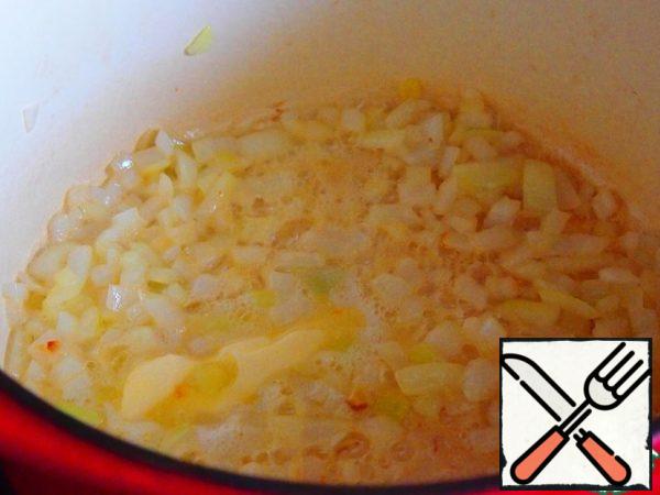 In a saucepan with a thick bottom, heat the sunflower oil and fry it finely chopped onions until soft, then add the butter and fry for Golden, make sure not to burn.