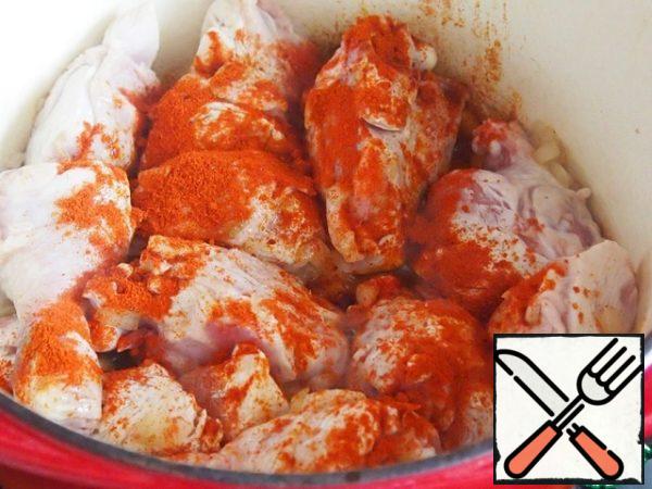 Put the chicken pieces in a saucepan with onions, add a little salt and pepper, stirring, fry for a couple of minutes. Then pour the paprika and mix. For a start, you can pour three teaspoons of paprika, add the rest later, when you bring the taste to your liking. 
