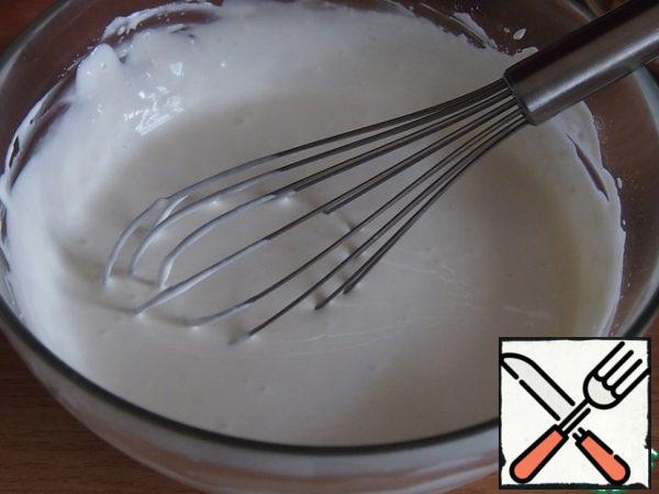 Remove the finished chicken pieces from the pan. In a bowl, mix sour cream, cream and three tablespoons with a mound of flour.
