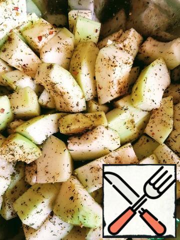 Zucchini peel the, cut large. Add salt and sprinkle with spices. Stir. Set aside for 30 minutes.