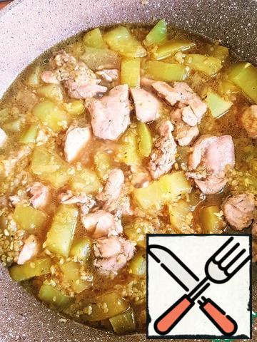 After an hour - add bulgur, stir. Juice zucchini usually give a lot, you need to a little liquid did not cover the contents of the pan. If the liquid is not enough - fill with hot water, if a lot - pour the excess. Close the lid with the hole closed again. Leave to stew for 30 minutes.