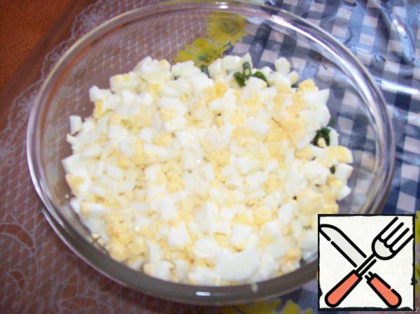 Finely chop the eggs.
