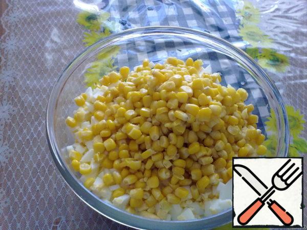 Drain the liquid from the corn and add it to the salad (canned beans can be used instead of corn).
