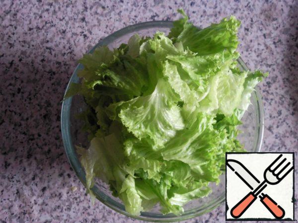 Lettuce leaves are better to tear with your hands, not cut with a knife.
