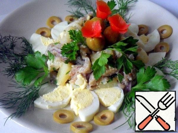 Spread on a dish (or salad bowl), decorate with olives, herbs, egg slices.