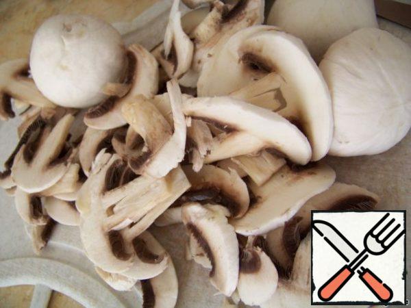 Mushrooms clean, wash, dry. Then cut into thin slices.