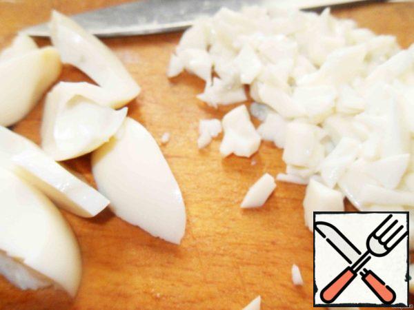 Boil the eggs, peel and separate
the yolks, chop the whites and mix with the cabbage. The juice of red cabbage will turn the egg white blue.
