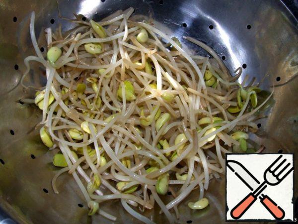 In boiling water, put the soybean sprouts and cook for 5 minutes, then cool.