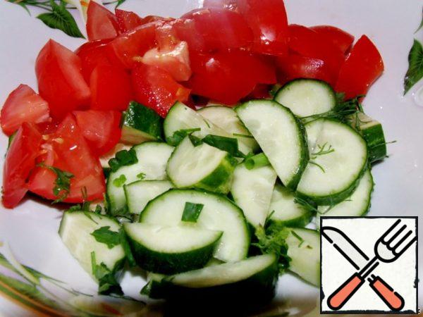 Coarsely chop cucumbers and tomatoes, chop parsley and onion.
