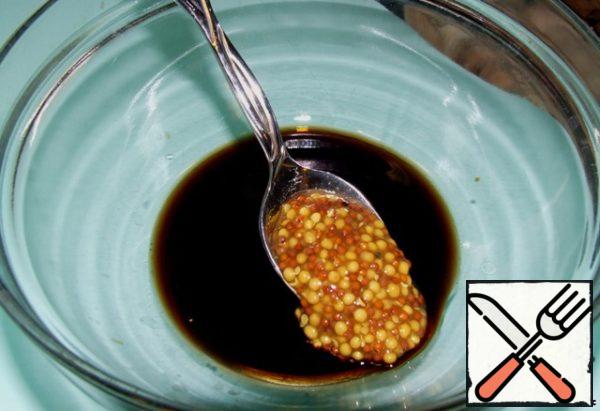For the sauce, mix balsamic vinegar and mustard seeds, add olive oil.
If there is no balsamic vinegar, use soy sauce, lemon juice and apple or grape vinegar.
