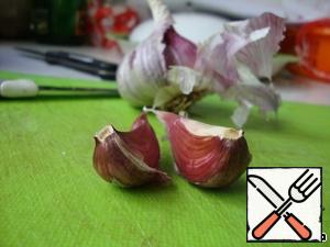 Take 2 cloves of garlic and crush them on the garlic. Although you can finely chop - it is at your discretion.