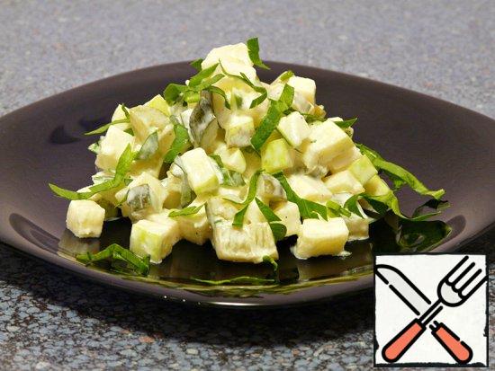 Cucumbers and apples cut into cubes. Add chopped garlic, chopped parsley, sour cream, pepper and mix. Salt, sugar did not add.