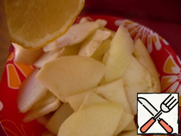 Remove the zest from the lemon. Peel the apples, cut into slices and immediately pour lemon juice, so as not to darken.
