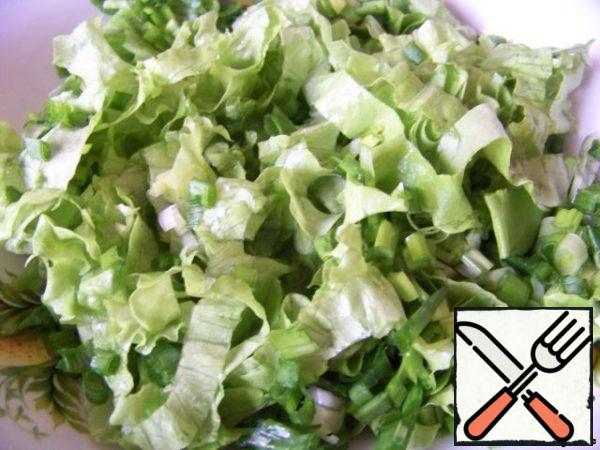 Chop the green onions and lettuce.
Mix half of the onion with lettuce leaves.
