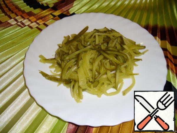 Cut the pickled cucumbers into strips.
