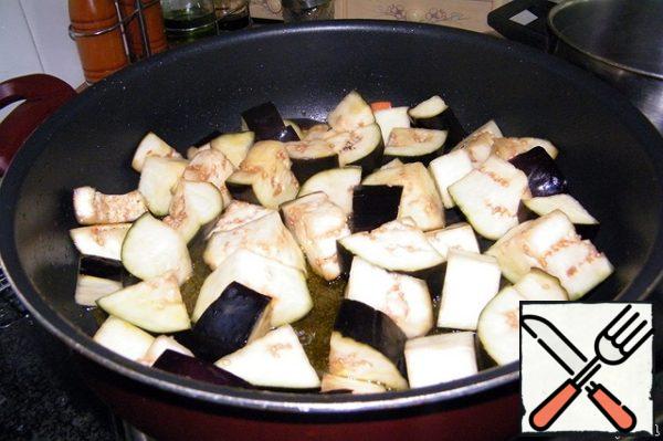 Put the finished carrots in a suitable dish, rinse the eggplants under cold running water and dry them a little. Drizzle with olive oil and in the same pan where the carrots were fried, fry the eggplants until tender.
