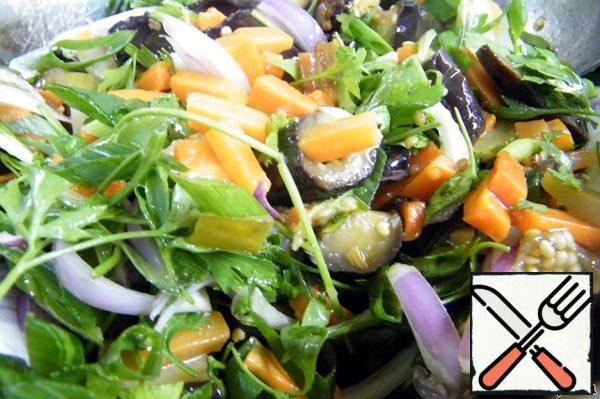 When the blue ones cool down, add the cooked greens and tomatoes, season with finely chopped garlic and lemon juice (vinegar), salt and pepper to taste. If you wish, you can add a little more fried colored bell peppers, it will only add flavor and color to Your salad...