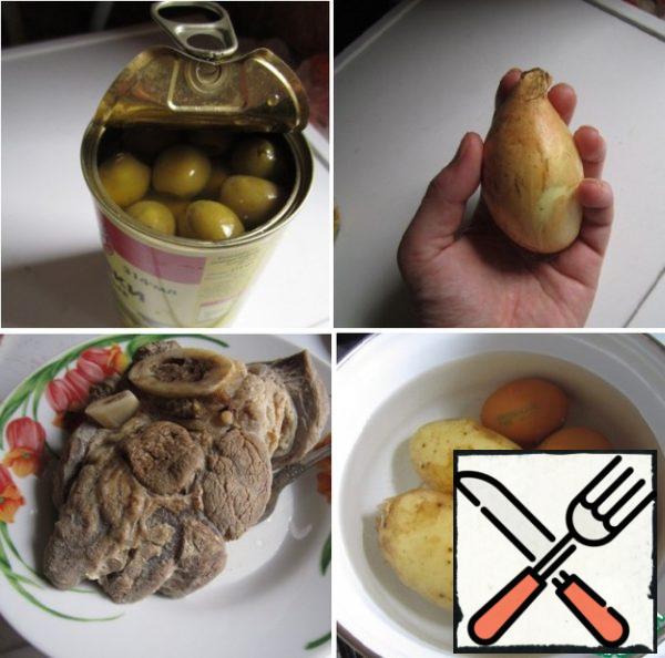 Our ingredients plus pickled cucumbers, which I forgot to photograph.
Beef, potatoes, eggs - boil, cool and cut into cubes.
Slice cucumbers and olives.

