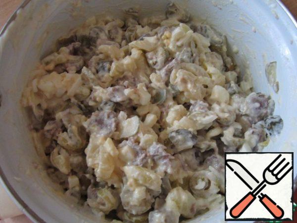 Cut the onion into half rings and marinate for 5-10 minutes. To do this, mix a pinch of salt, sugar, vinegar and vegetable oil. to add oil to the onion, mash the onion a little with a spoon.
Mix all the ingredients and season with mayonnaise.