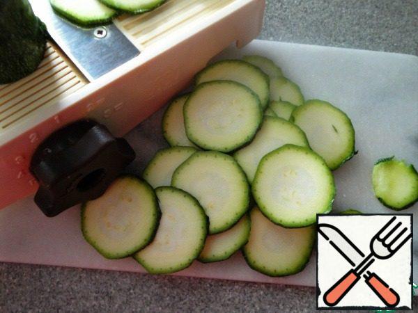 Salad wash and dry well. Zucchini thinly cut, add a little salt and leave for a couple of minutes. Cut mozzarella into pieces.