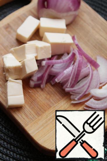 Cheese cut into cubes and onions - half rings.