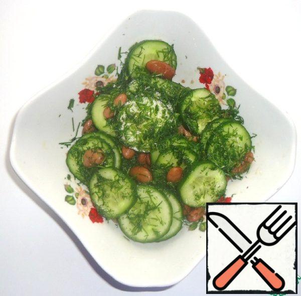 Then add the prepared dressing through a sieve, you can add the dressing along with pieces of grated ginger and garlic as you like. add the chopped dill and mix.
