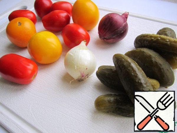 Products that we need to prepare a salad, there is in every house almost all year round - freavsh tomatoes, pickles and lettuce.
