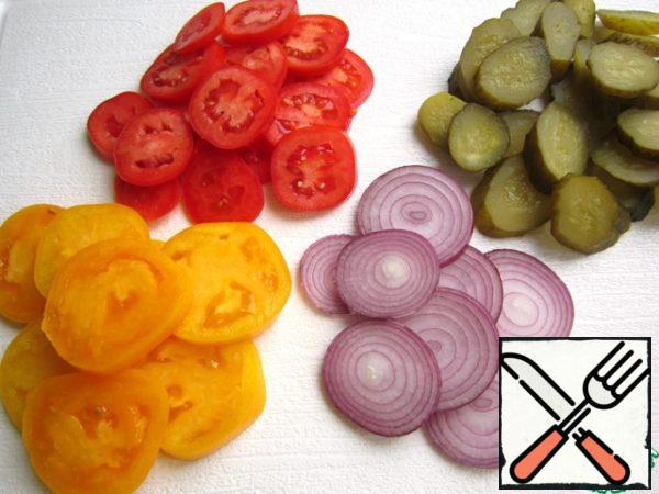 Prepare the vegetables, wash them, dry them with a towel and cut them arbitrarily, divide the onion into slices with rings.
A little tip: the salad will look more aesthetically pleasing if you choose vegetables of the same size. Use salad onions, and white, or red - it's up to you. If you use onions, it must be pre-sliced and soaked for 15 minutes in cold water, changing the water to fresh every five minutes. Drain the water, pat the onion with a paper towel and use as intended. This simple procedure will remove excessive bitterness and make the onion crispy and not so sharp.
