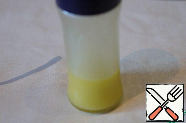 Whisk the butter with the juice.
