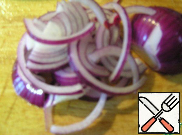 Cut the onion into half rings.
