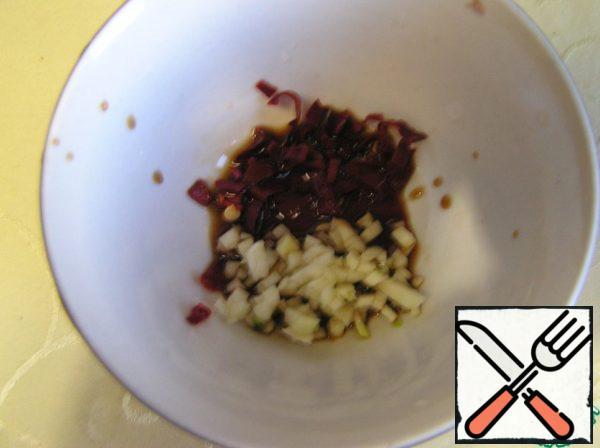Finely chop the chili pepper and garlic. Season with balsamic vinegar and soy sauce. Give to stand up 5 minutes, to pepper and garlic promarinovalis.