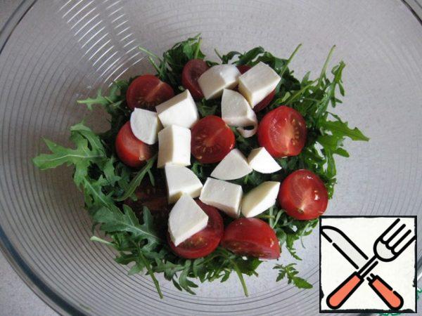 Cut the mozzarella into medium cubes.
