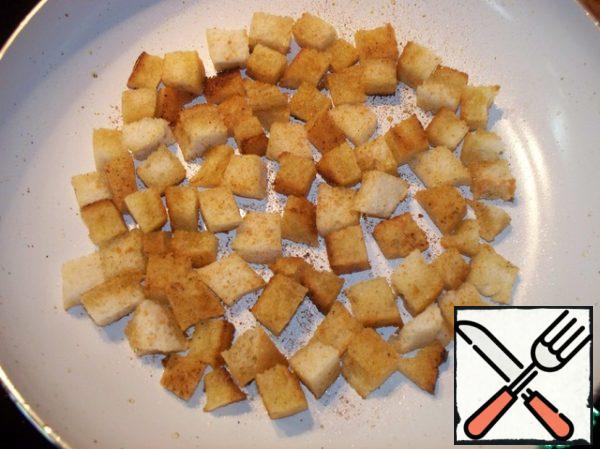 Melt the butter. Cut off the crust of a fresh loaf, cut it into cubes, fry until golden brown. Add spices to taste. I'm taking the salad mix.
