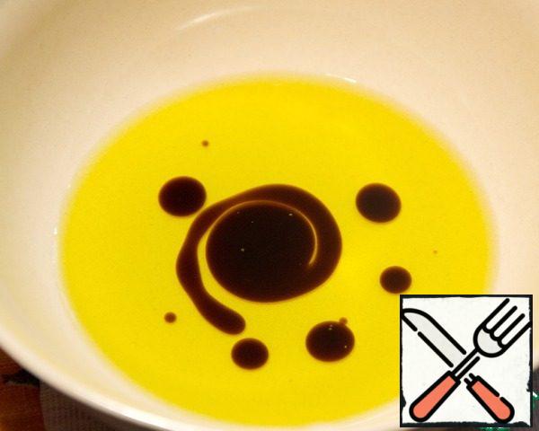 Prepare salad dressing: olive oil and pomegranate sauce (can be replaced with balsamic vinegar).